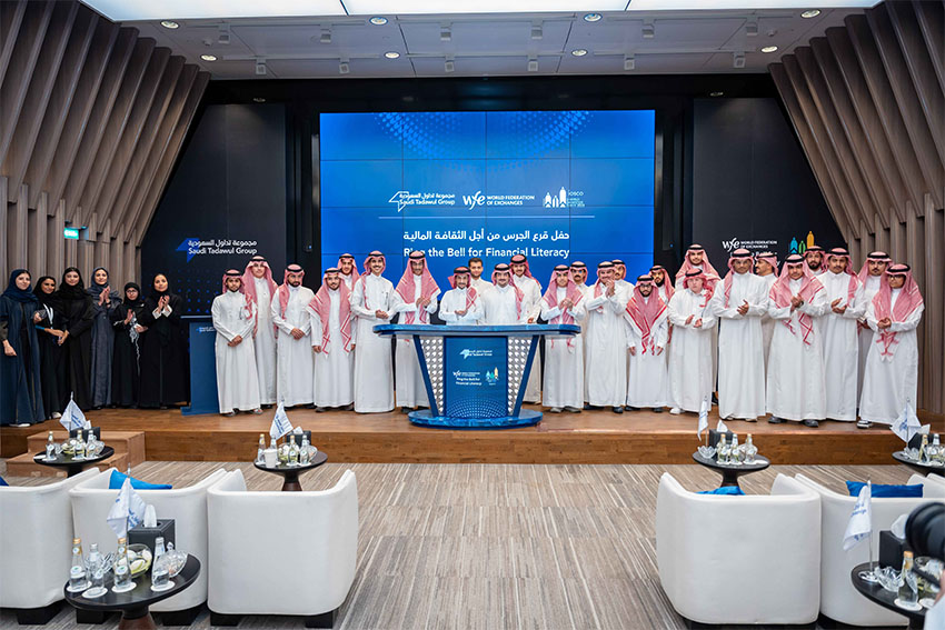 طلاب المالية يشاركون في حفل "قرع الجرس" بمجموعة تداول السعودية.