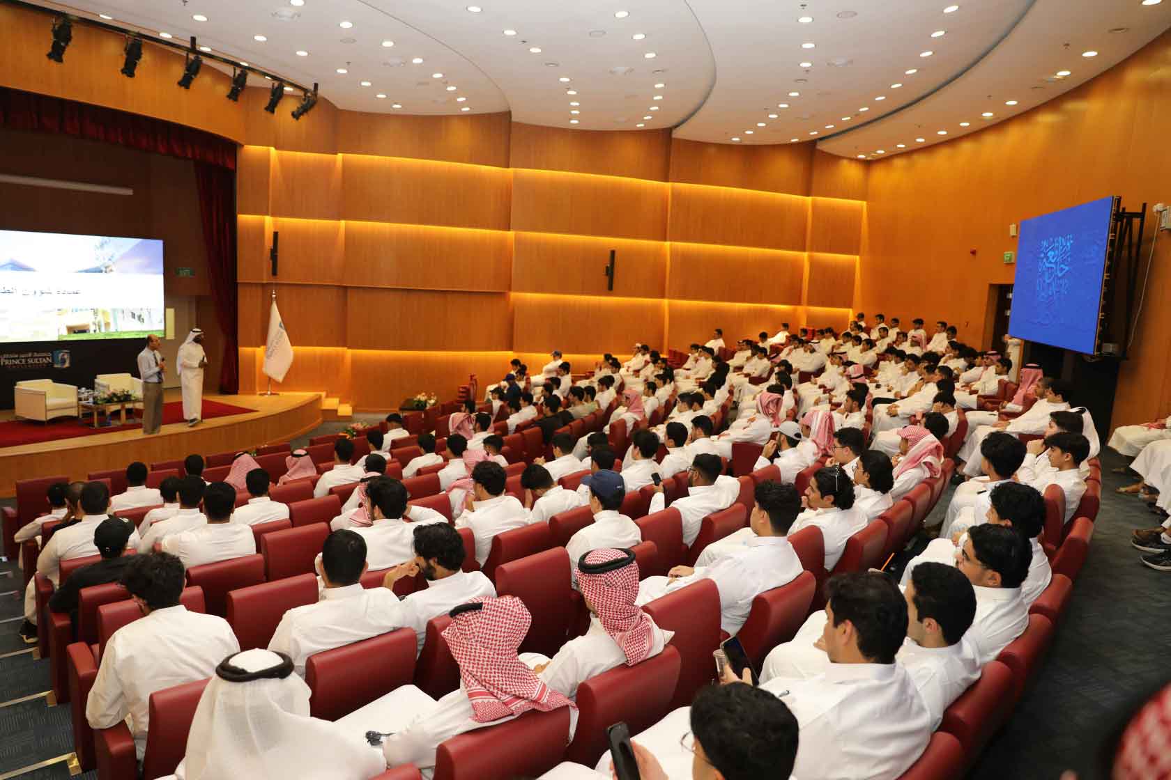 لـقـاء ترحيـبــي وتعــريفــي للطــلــبـة المستجدين في الجامعة بمناسبة بـدء العام الأكاديمي الجديد 2025-2026